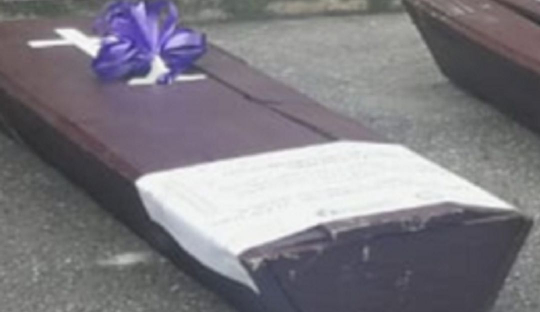 El padre del joven que falleció traslado el cuerpo a una cárcel: Llevó el féretro de su hijo a una cárcel de máxima seguridad