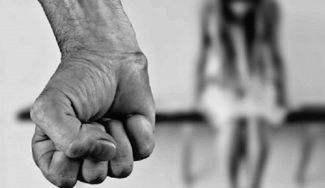 Hombre agrede a su esposa con un palo, piedras, puños y patadas: Hombre agrede a su esposa con un palo, piedras, puños y patadas