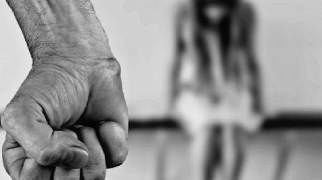 Hombre agrede a su esposa con un palo, piedras, puños y patadas