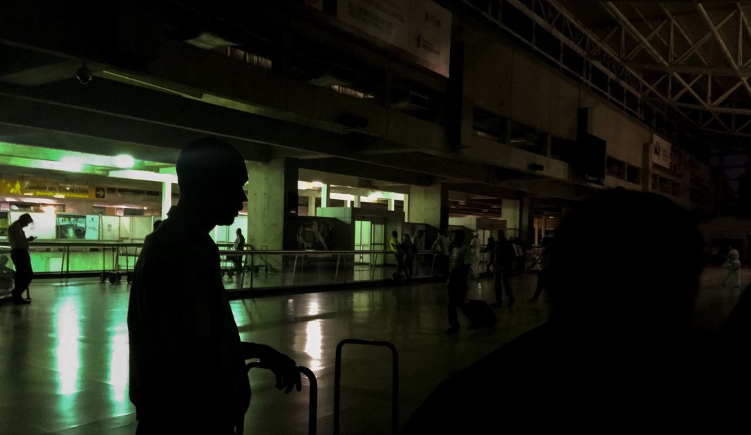 Maduro extiende suspensión de actividades por apagón