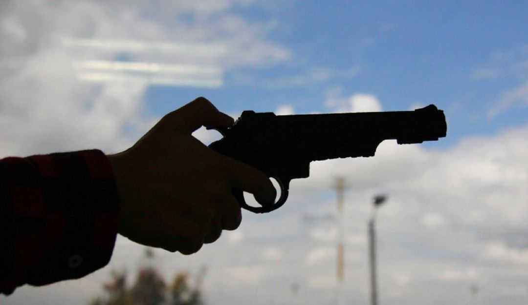 Muere presunto atracador en cruce de disparos, policía resultó herido