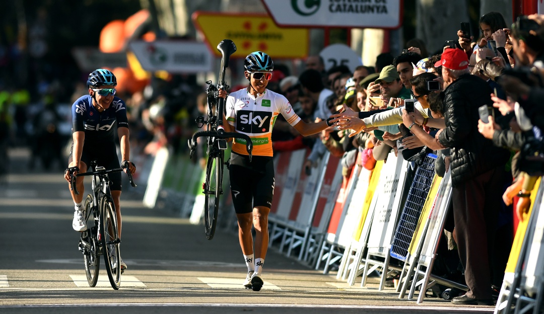 Supermán López líder Vuelta Cataluña: 'Supermán' sigue líder; Egan finalizó con la bicicleta al hombro