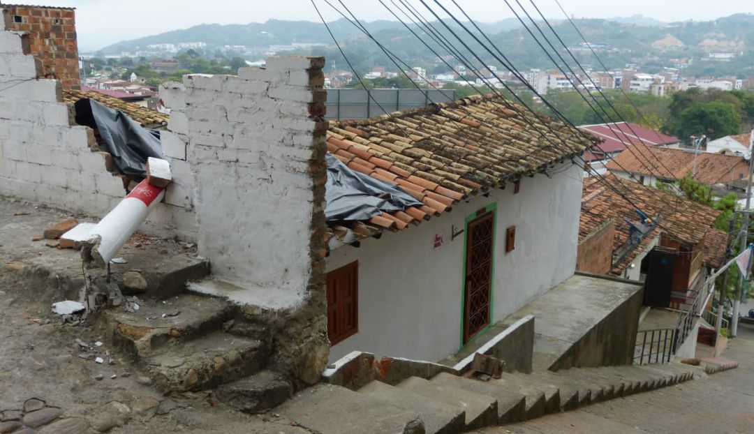 POSTE CASA ACCIDENTE: Carro recolector de basura tumbó poste sobre una casa