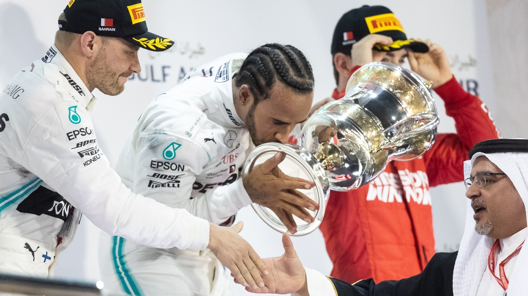 Hamilton ganó en Baréin y Mercedes repitió el 1-2