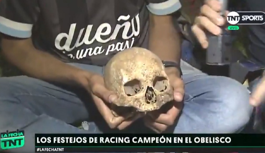 Racing campeón: Hincha de Racing llevó el cráneo de su abuelo a los festejos por el título
