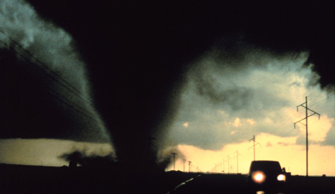 Fenómenos ambientales: ¡Impactante! Tornado se lleva inflable con 18 niños adentro