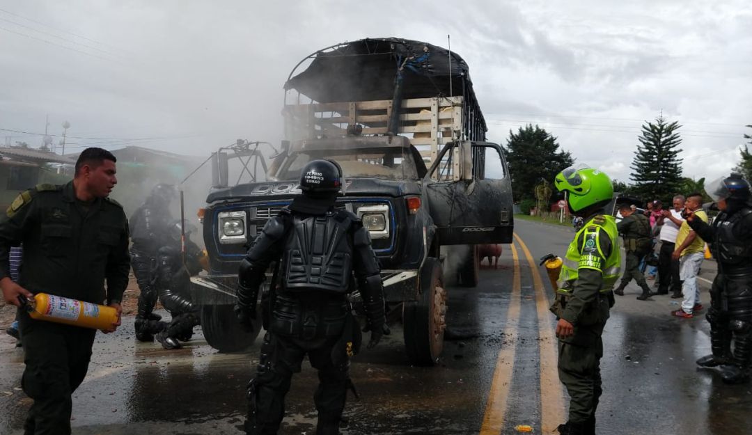Asalto Popayán: Encapuchados intentaron quemar una buseta y asaltaron a los pasajeros