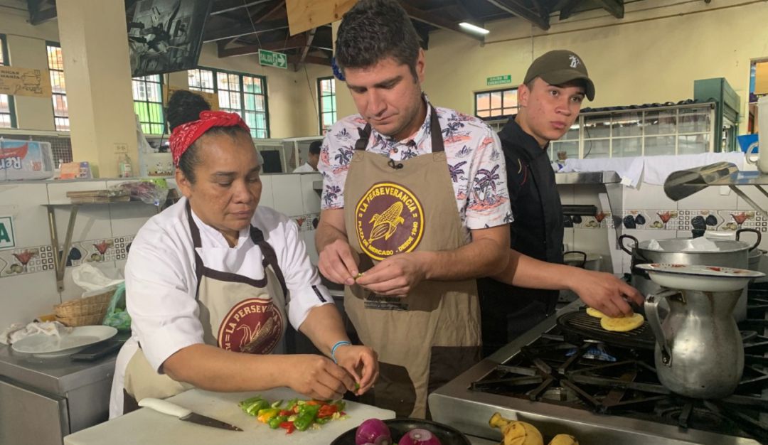 La perseverancia: Así se cocina en una plaza de mercado
