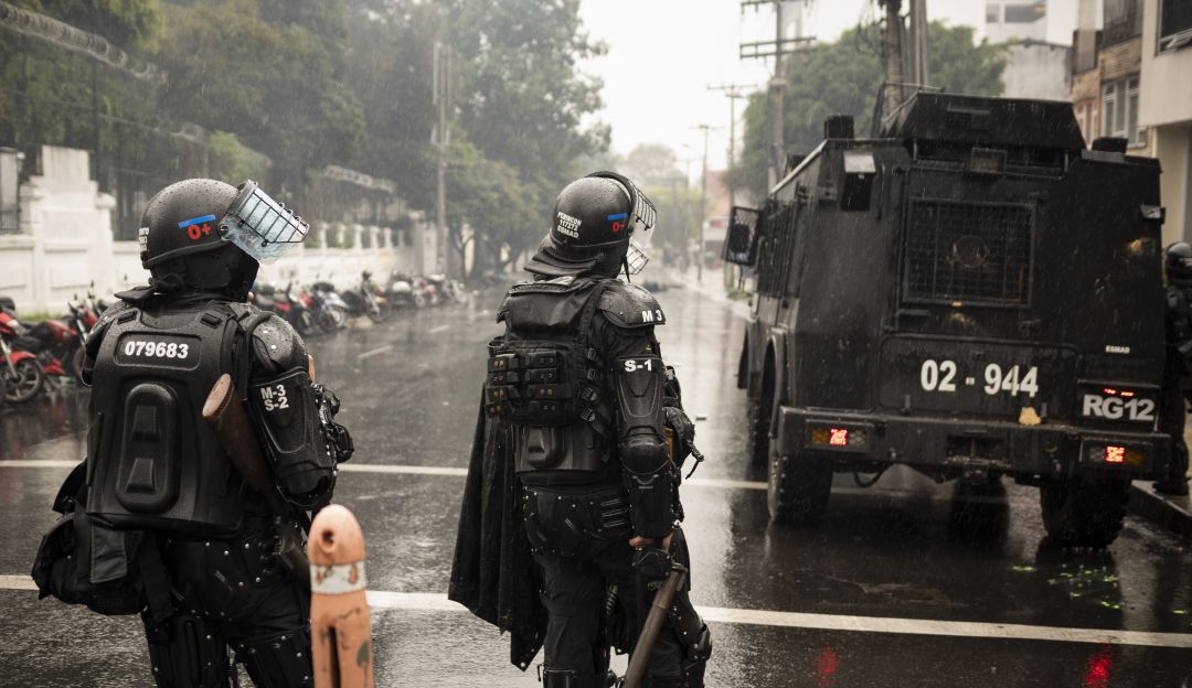 Disturbios: Policía y encapuchados se enfrentan en la universidad Pedagógica y Nacional