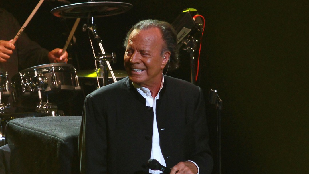 Julio Iglesias seduce a México en el concierto de sus 50 años de carrera