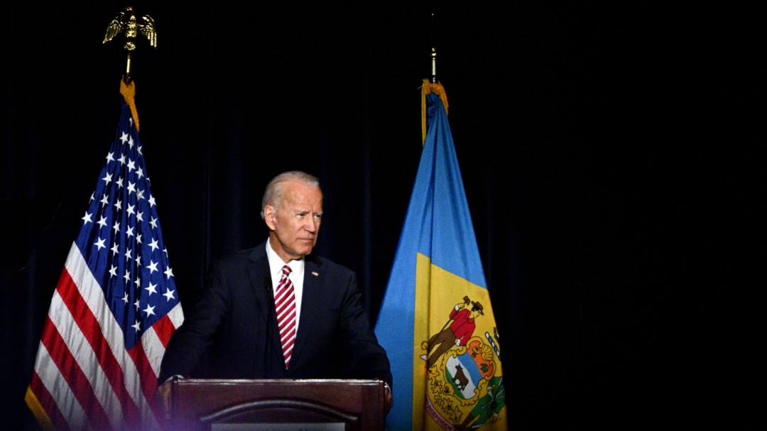 Biden promete ser "respetuoso" tras denuncias de tocamientos inapropiados