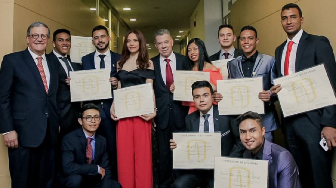 En presencia de Santos se gradúa la primera promoción de Ser Pilo Paga