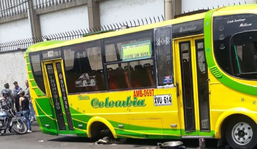 UNA BUSETA CAE EN CIMA DE UN MECÁNICO EN BUCARAMANGA: Una buseta cayó encima de un mecánico