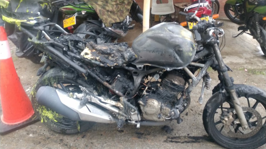 Incendia su moto por un comparendo