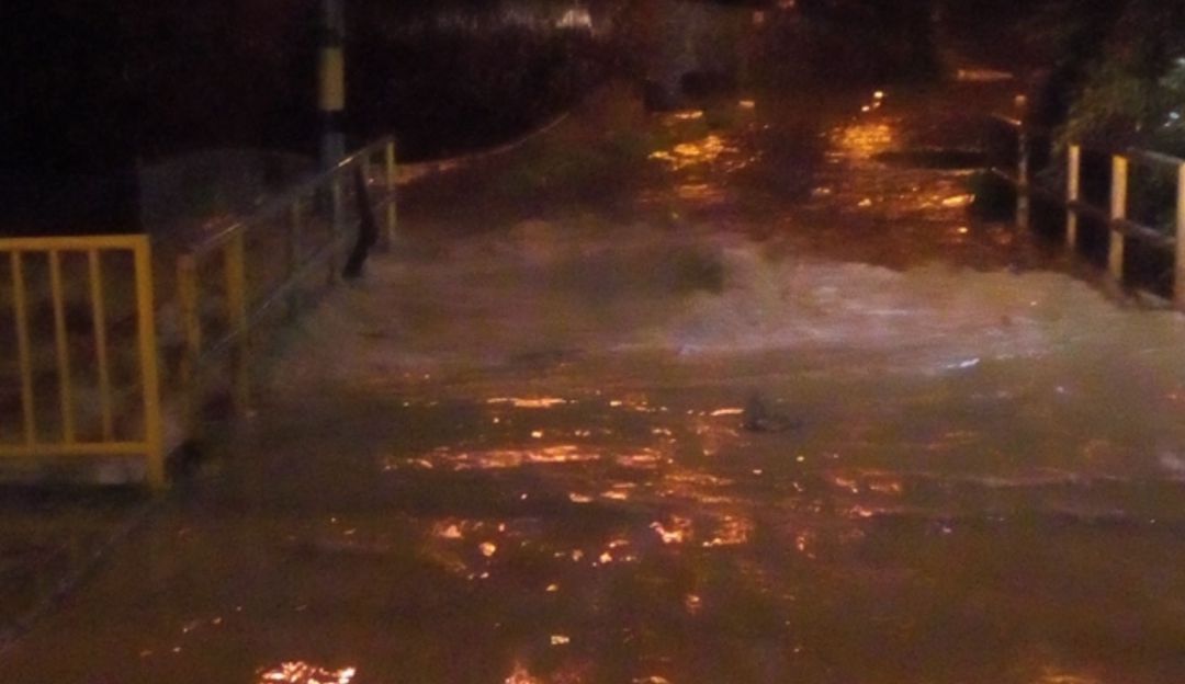 Ordenan evacuación de 22 familias por creciente de la quebrada Santa Elena