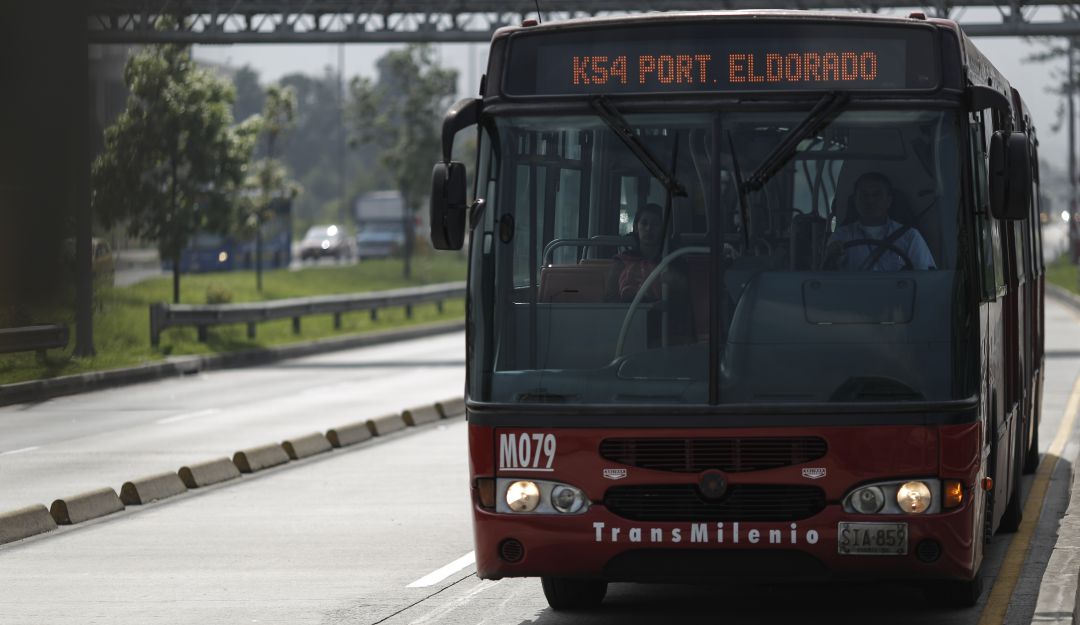 Transmilenio: ¡Les tocó empujar el Transmilenio!