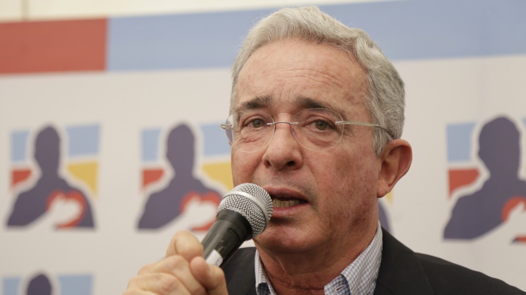 Polémicos trinos de Uribe sobre acuerdo con minga indígena