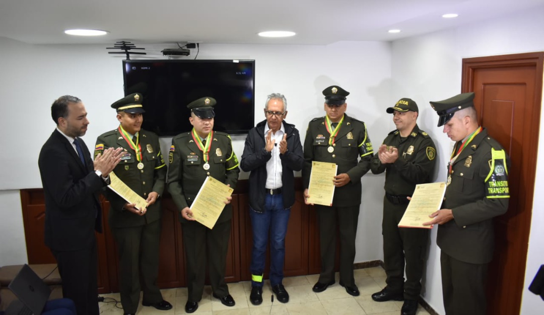 Condecoración policías: Alcaldía condecoró a Policía que evitaron suicidio en Ibagué