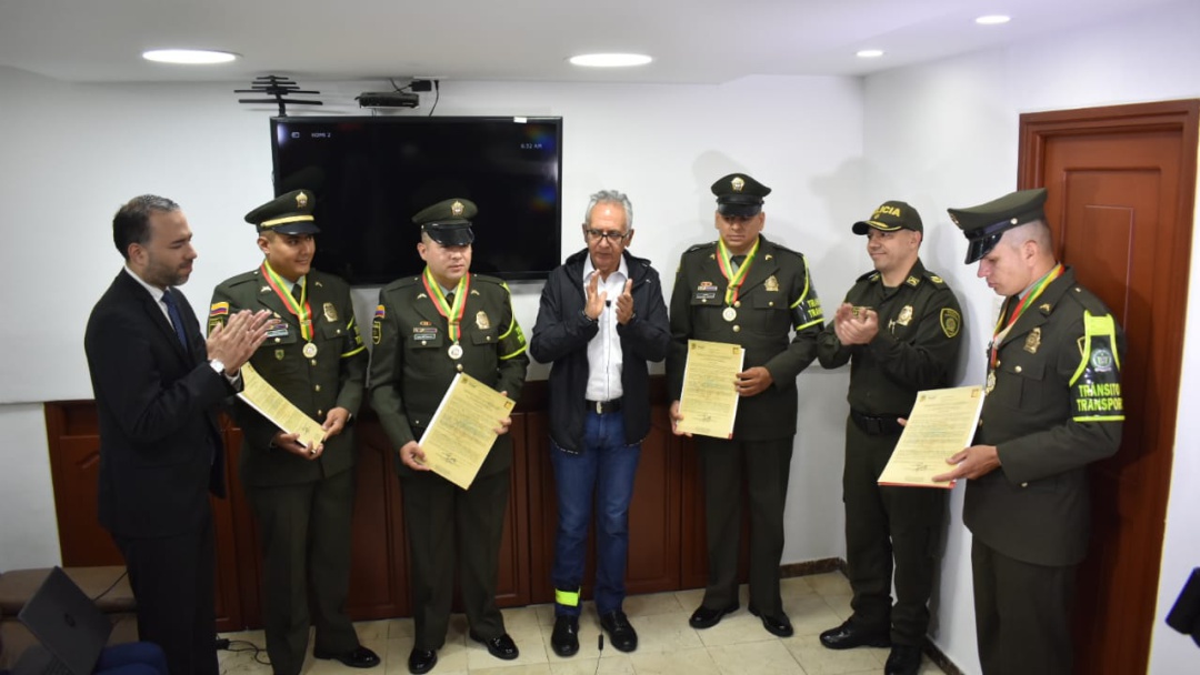 Alcaldía condecoró a Policía que evitaron suicidio en Ibagué