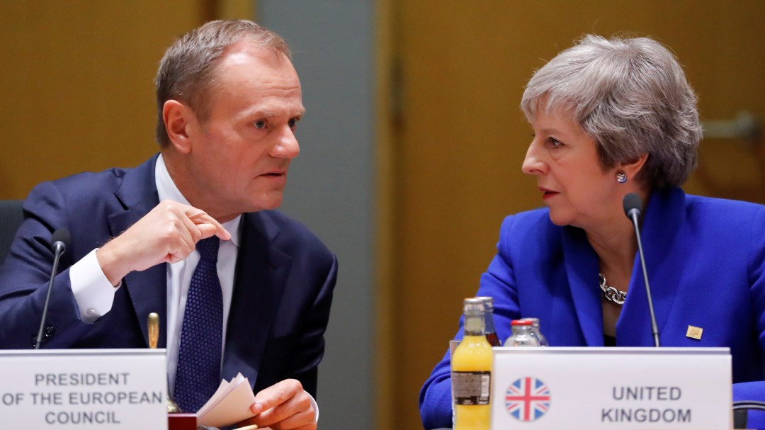 May está "removiendo cielo y tierra" para resolver el Brexit