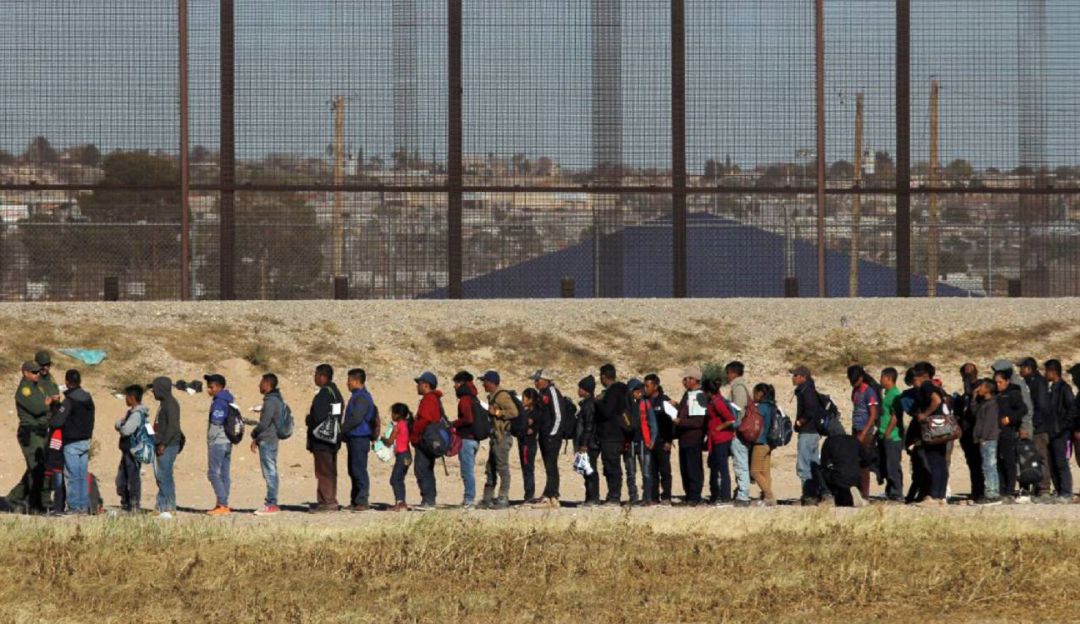 Juez de EEUU prohíbe a Trump devolver a México solicitantes de asilo