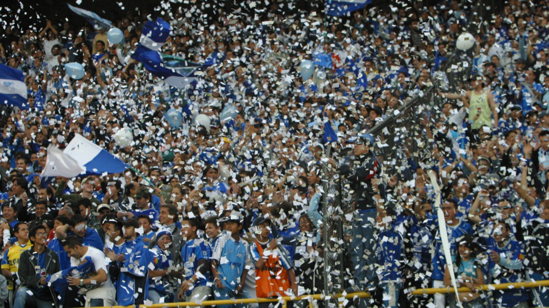 "Prohibir camisetas en estadios no soluciona la discriminación": Experto