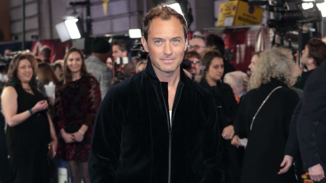 ¡Tiene 46 años! Jude Law aparece semidesnudo en redes y sorprende a todos