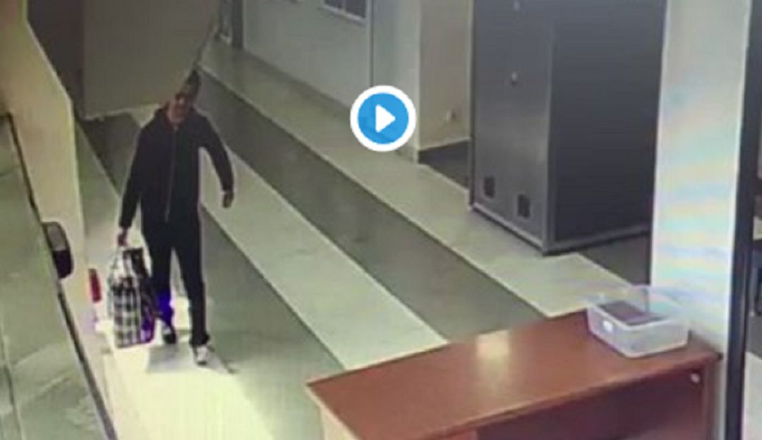 ¿Desubicado? Hombre se pasó por el escáner de un aeropuerto