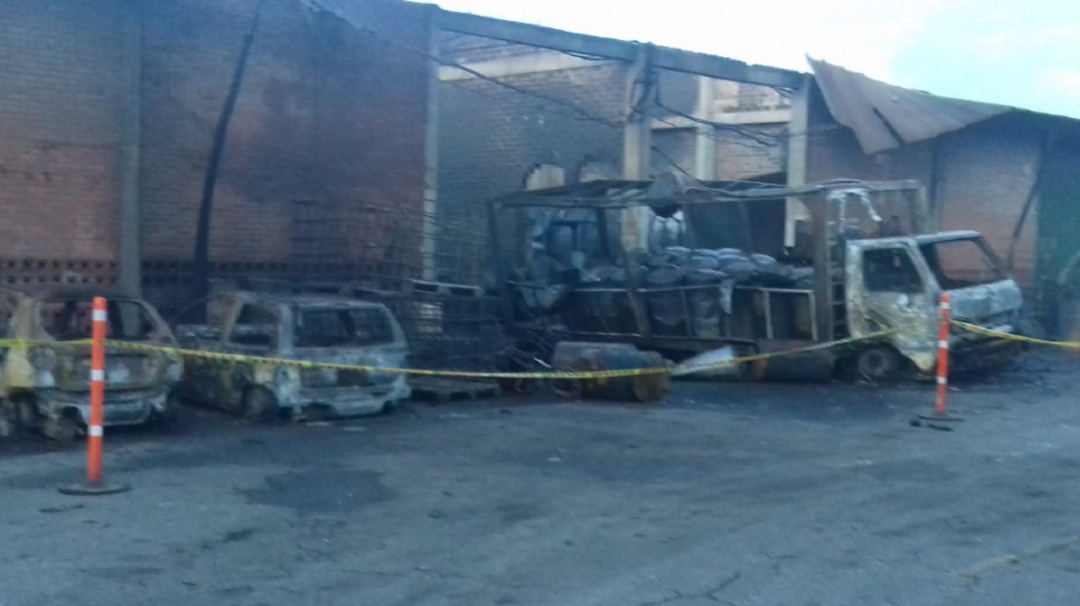 Incendio en bodega en la vía a Candelaria afecta más de 21 vehículos