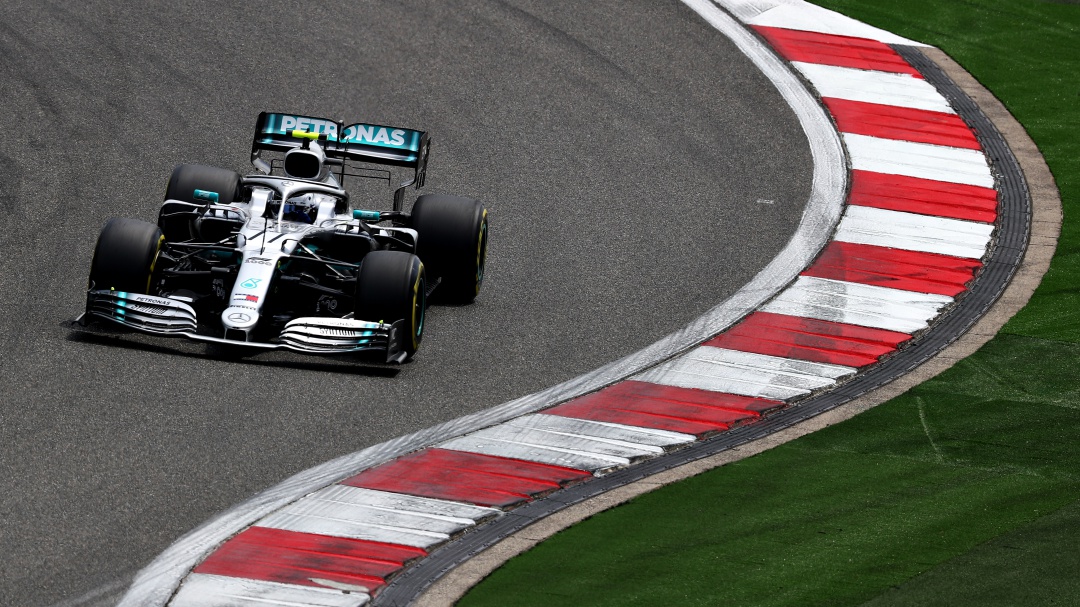 Bottas ganó la 'Pole' y defenderá su liderato en China