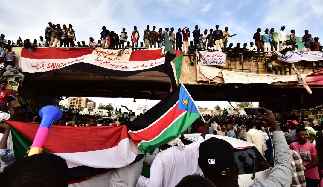 Manifestantes de Sudán exigen un gobierno civil que se juzgue a Al Bashir