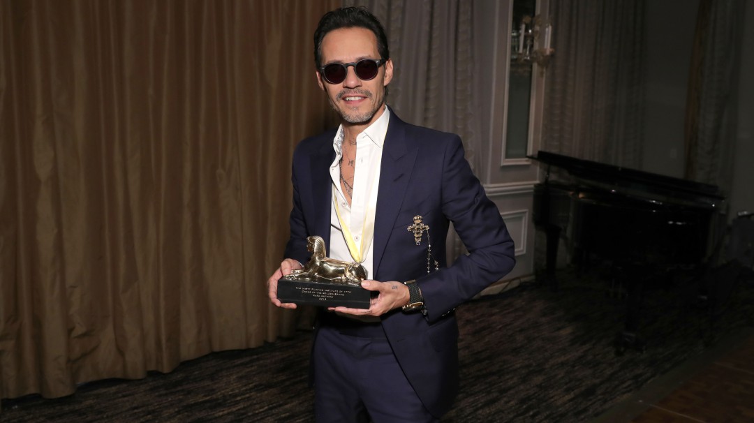 Marc Anthony primer latino en ser reconocido por el antiguo club de Harvard