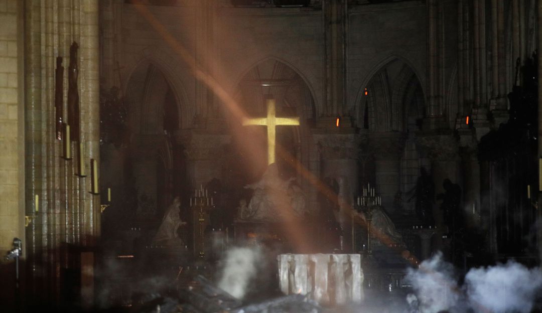 La imagen le da la vuelta al mundo, y ya se convierte en símbolo y esperanza tras la tragedia.