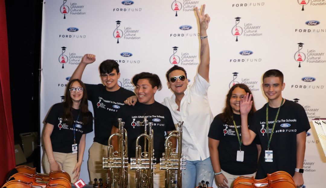 Donación de Silvestre Dangond: Silvestre Dangond entrega instrumentos a una escuela de Florida