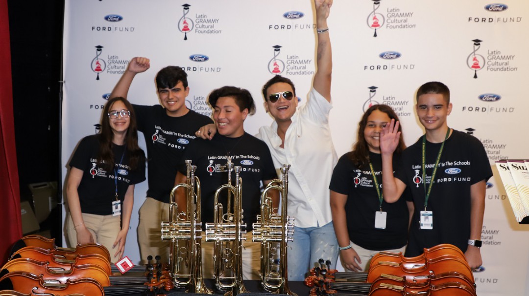 Silvestre Dangond entrega instrumentos a una escuela de Florida