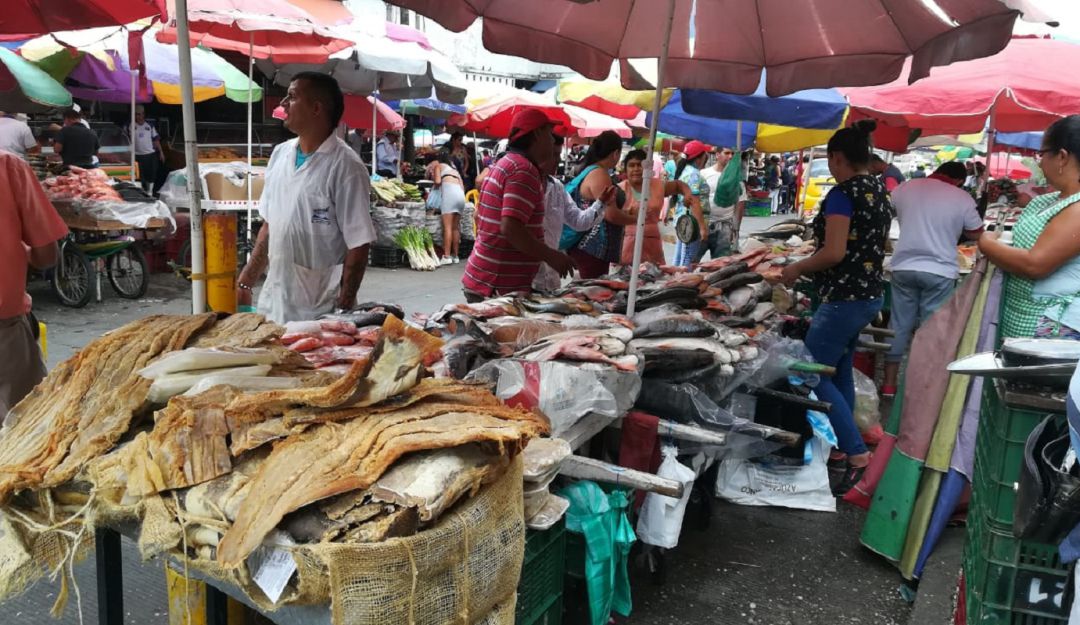Los vendedores esperan un milagro para poder vender más pescado.