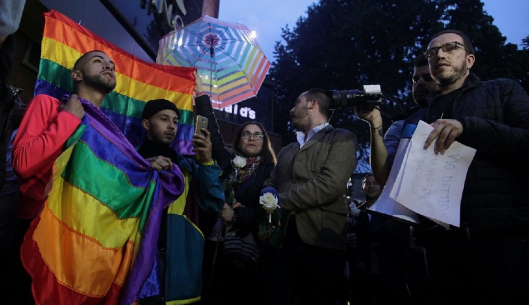 Centro comercial Andino: Así se vivió la "besatón" contra discriminación a pareja gay en Bogotá