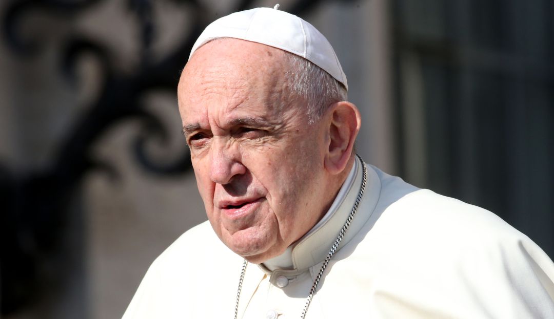 El papa lavó los pies a doce presos y les animó a "hermanarse" entre sí