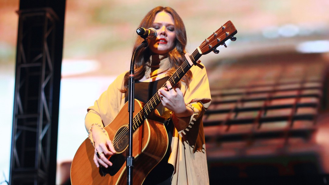 Joy Huerta anuncia que será madre y aprovecha para salir del closet
