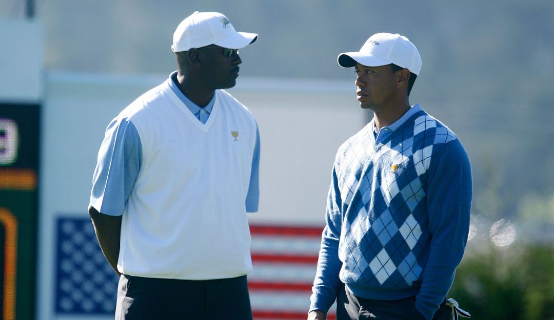 Michael Jordan (I) y Tiger Woods (D)
