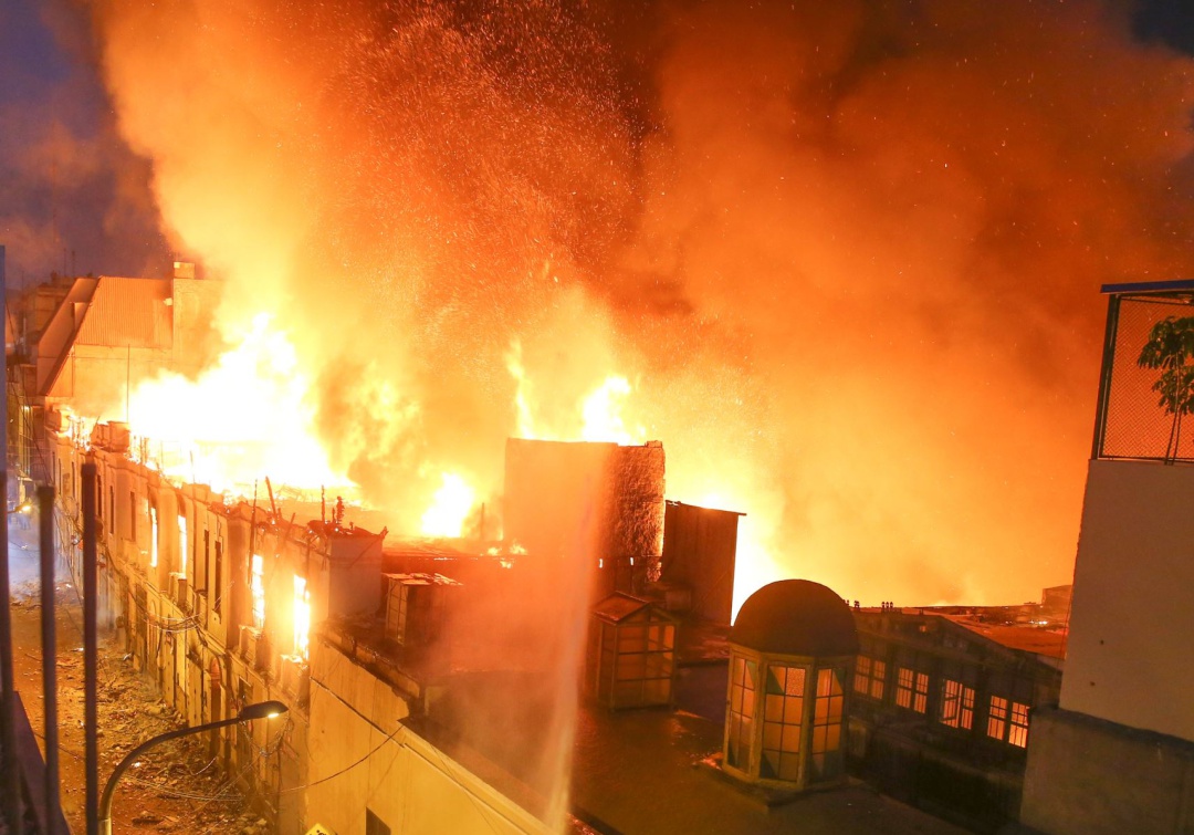 Decenas de camiones de bomberos atienden gran incendio en Lima, Perú