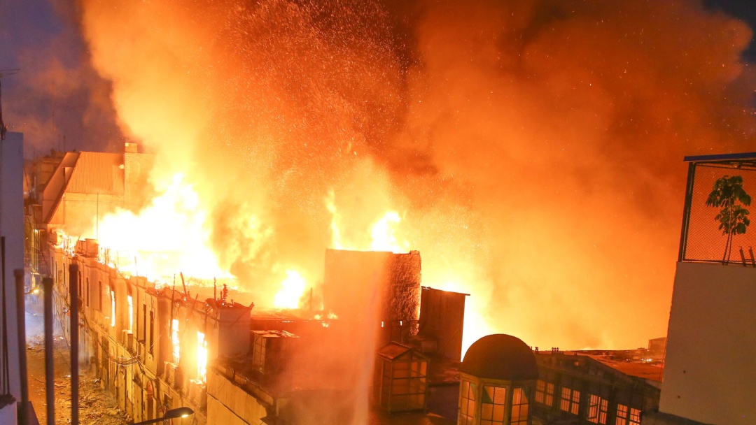 Decenas de camiones de bomberos atienden gran incendio en Lima, Perú