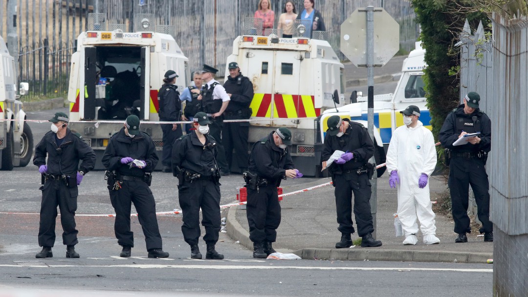 Dos jóvenes detenidos por la muerte de una periodista en Irlanda del Norte