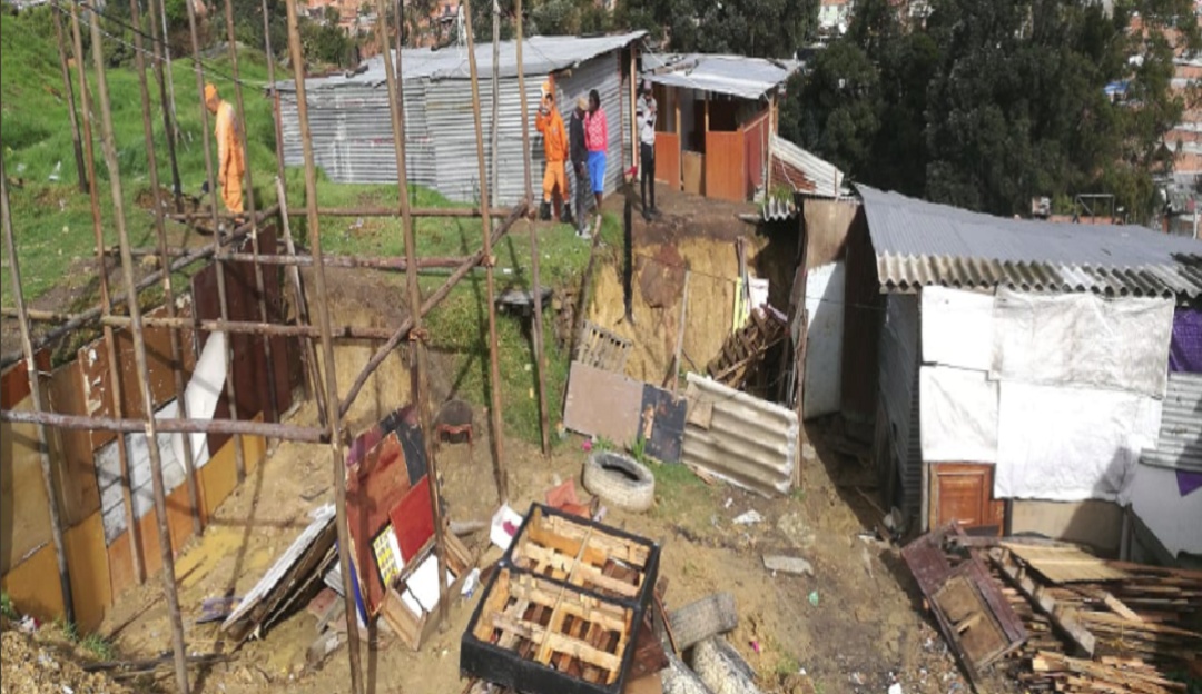 Deslizamientos en Ciudad Bolívar: Deslizamiento de tierra en Ciudad Bolívar afecta varias viviendas