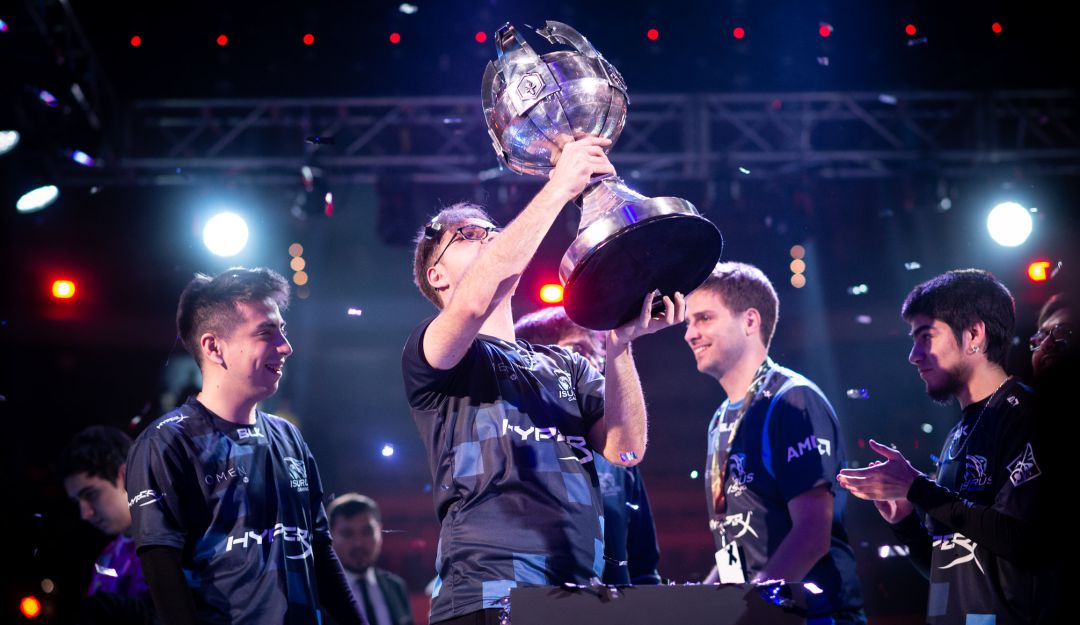 El equipo argentino Isurus Gaming levantando el trofeo de la Liga Latinoamericana de LOL
