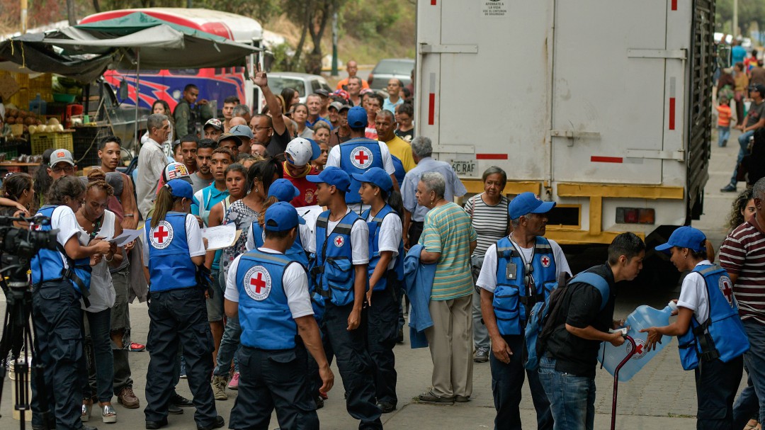 ¿Se está politizando la acción de entregar ayuda humanitaria en Venezuela?