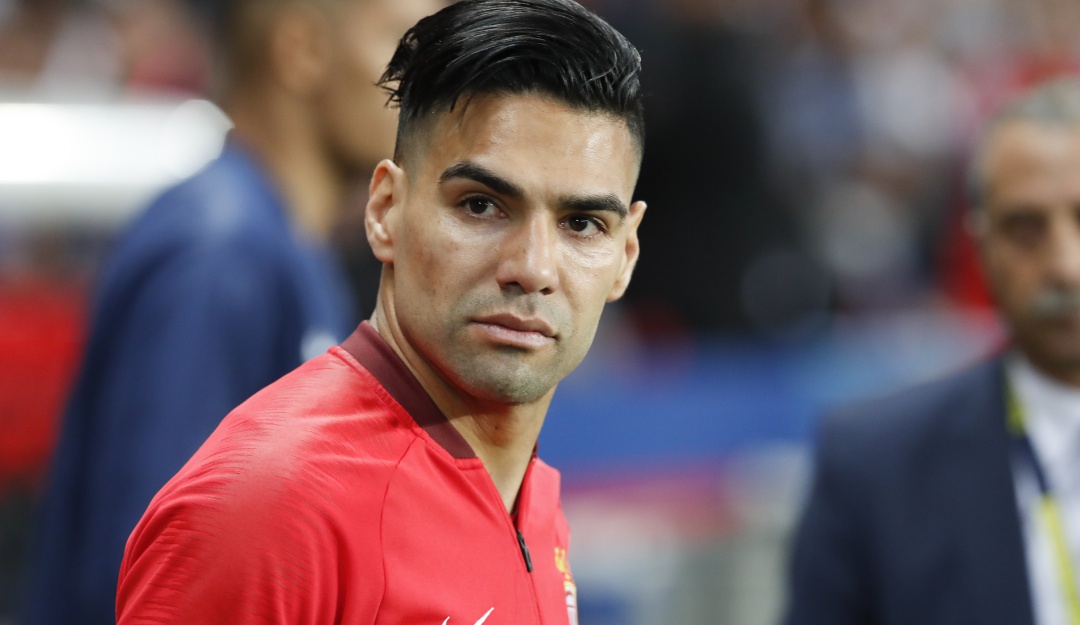 Falcao celular banco polémica: Imagen de Falcao en el banco genera polémica en Francia