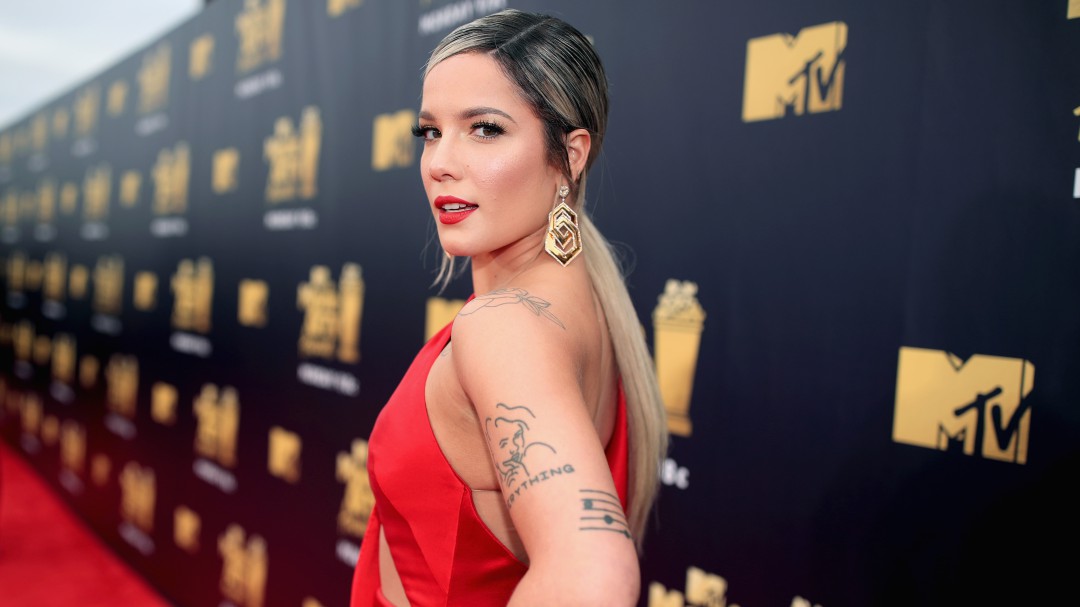 Halsey sufre un aparatoso accidente mientras escalaba desnuda