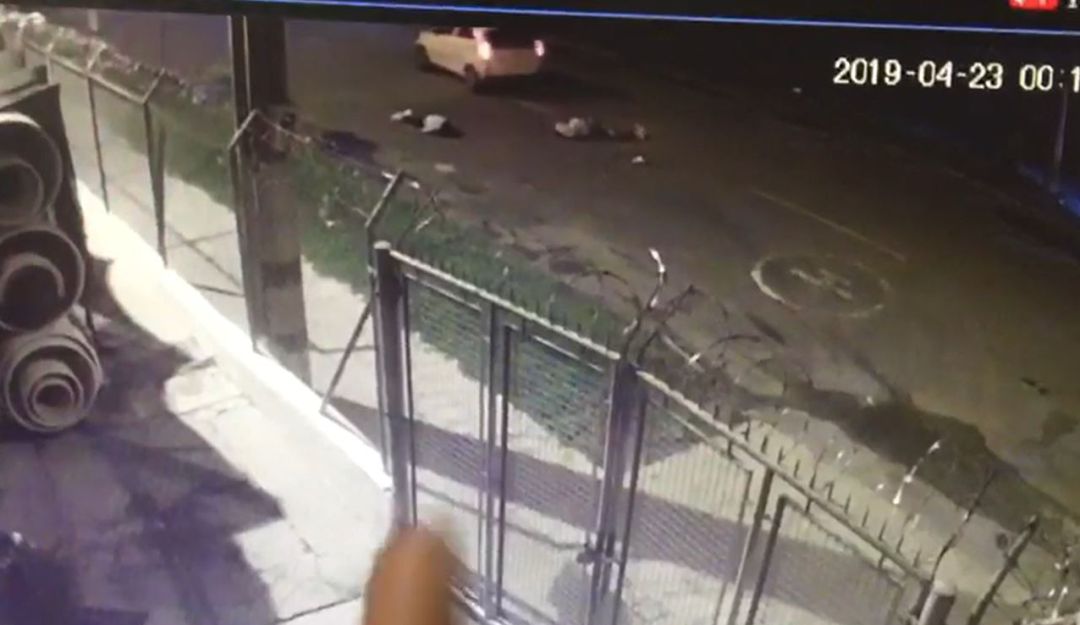 Menores atracan a taxista y este los atropella cuando se bajan: Taxista arrolló dos menores después de ser atracado