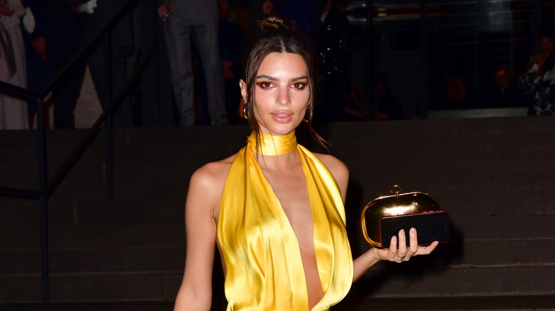 ¡Felices pascuas! Emily Ratajkowski celebra la temporada con candente foto